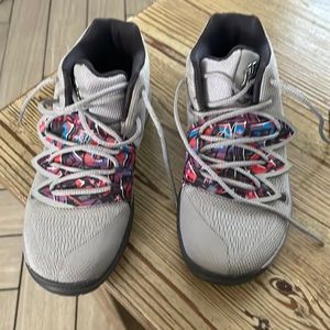 Nike Kyrie 5 BP 'Graffiti' Atmosphere Grey/Metallic Silver